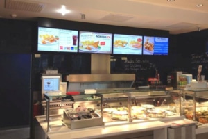 Digital Signage als digitale Menütafel eines Schnellrestaurants.