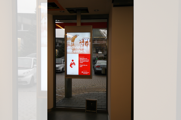 Digital Signage im Schaufenster einer Bank.