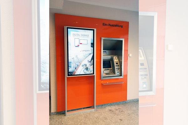 Digital Signage bzw. Digitale Infotafel neben einem Bankautomaten.